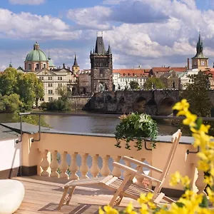 Charles Bridge Apartment Prag